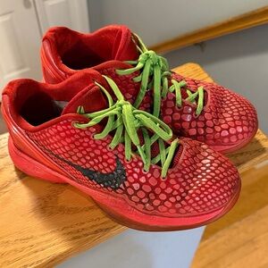 Nike Kids reverse grinches sneakers